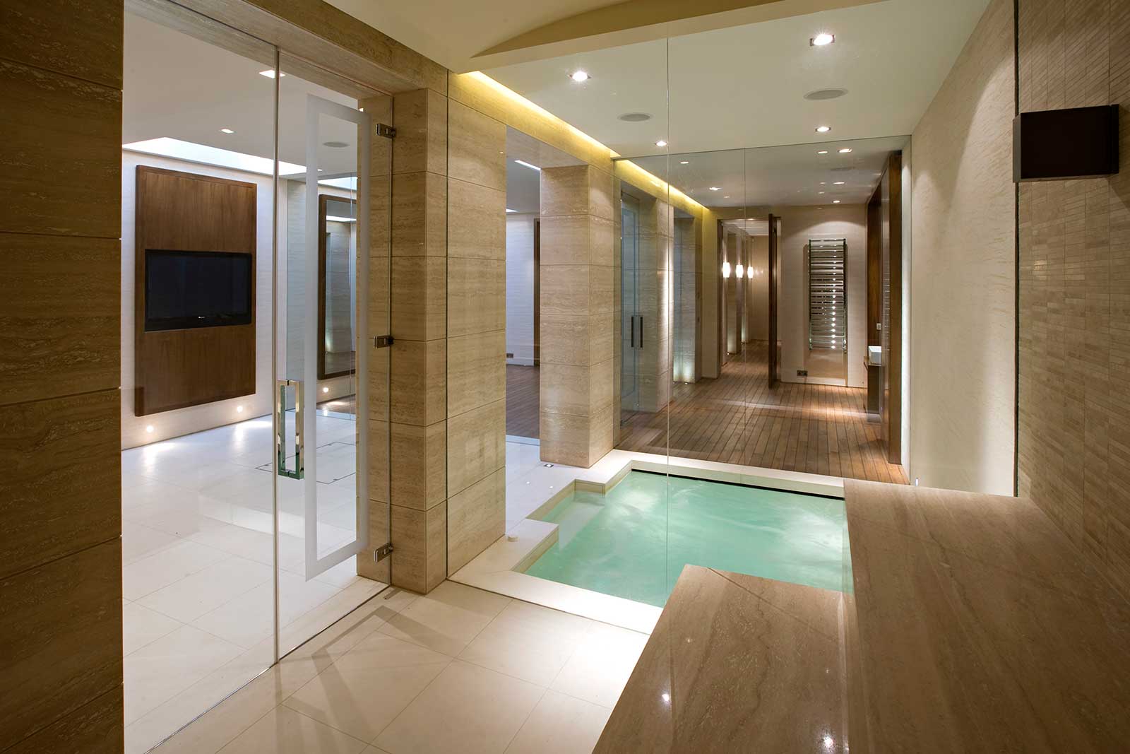 Benefits of Bespoke Glass Walls for a Steam Enclosure or Sauna | Leisurequip